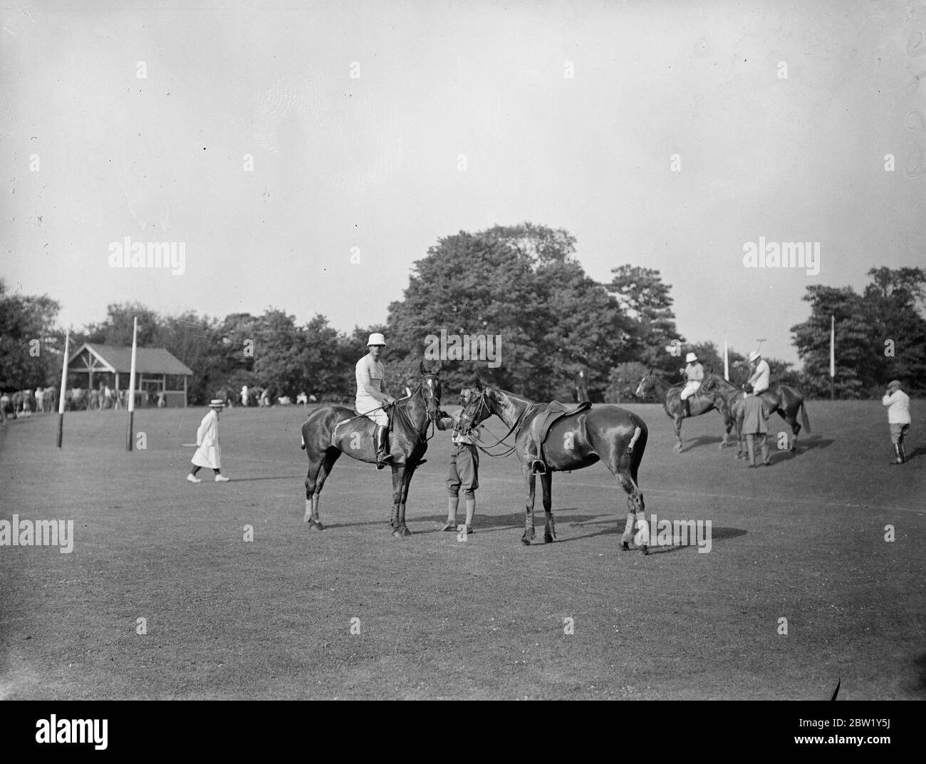 Duke of Gloucester Platz ersten Polo-Spiel in fünf Jahren. Erzielt 3 Tore. Von Herzogin beobachtet. Der Herzog von Gloucester, der von der Herzogin beobachtet wurde, hatte sein erstes Polospiel seit fünf Jahren, als er für die RAF-Mannschaft gegen die Trailler in Ranelagh spielte. Militärverträge haben ihn während dieser Zeit verhindert, aber er erzielte drei der 6 Tore der RAF. Das Spiel endete mit einem Unentschieden von 6-6. Foto zeigt, der Herzog von Gloucester, wechselnden Ponys zwischen Chukkas. Juni 1937 Stockfoto