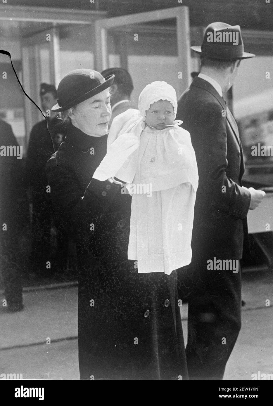 Prinzessin zahlt fliegenden Besuch zu ihren Großeltern. Prinzessin Birgitta, die Tochter des Prinzen Gustaf Adolf von Schweden und Prinzessin Sibylla, verließ Stockholm von F Berlin, wo sie ihre Großeltern, den Grafen und die Gräfin von Coburg, besucht. Foto zeigt, kleine Prinzessin Birgitta, als sie im Begriff war, in Stockholm an Bord des Flugzeugs. Juni 1937 Stockfoto