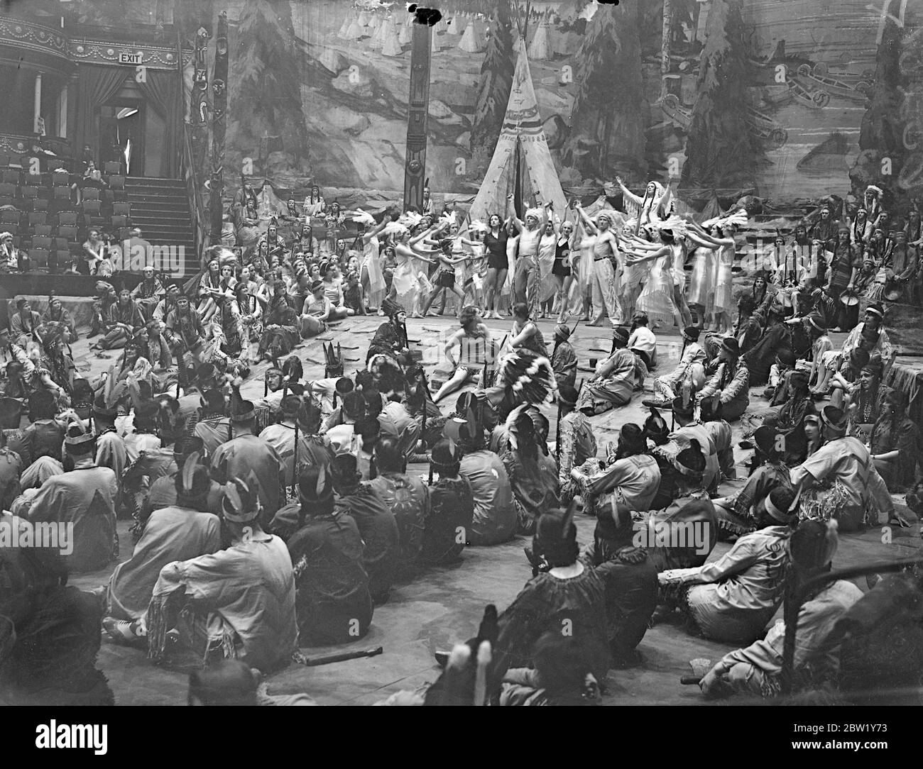 Hiawatha Generalprobe in der Albert Hall. Eine Generalprobe für das Spektakel Hiawatha, aufgeführt von der Royal Choral Society, fand in der Royal Albert Hall vor der Eröffnung am kommenden Montag statt. Foto zeigt: Eine der grandiosen Szenen bei der Generalprobe von Hiawatha. Juni 1937 Stockfoto