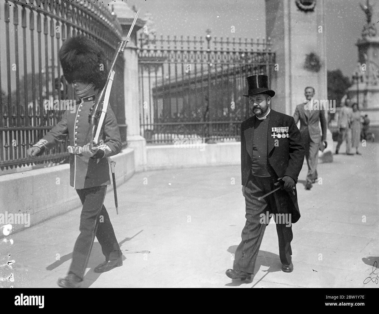 König hielt eine Investitur am Buckingham Palace. 11 Juni 1937 Stockfoto