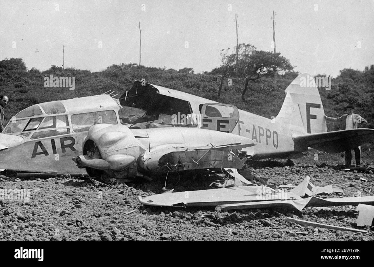 Französische Flugzeuge schossen in der Nähe von Bilbao von Rebellen ab. Es ist das erste Bild, das von den Trümmern des französischen Linienflugzeugs der Air Pyrenees Company veröffentlicht wird, das von einem spanischen Rebellen-deutschen Heinkel-Kampfflugzeug abgeschossen wurde, während er auf seinem täglichen Flug zwischen Bayonne und Bilbao über Sopelana ging. Der Pilot und eine Passagierin erhielten Verletzungen nach einer geschickten Pfannkuchenlandung. Foto zeigt, die Wracks des französischen Verkehrsflugzeugs (F-APPO). 10. Juni 1937 Stockfoto