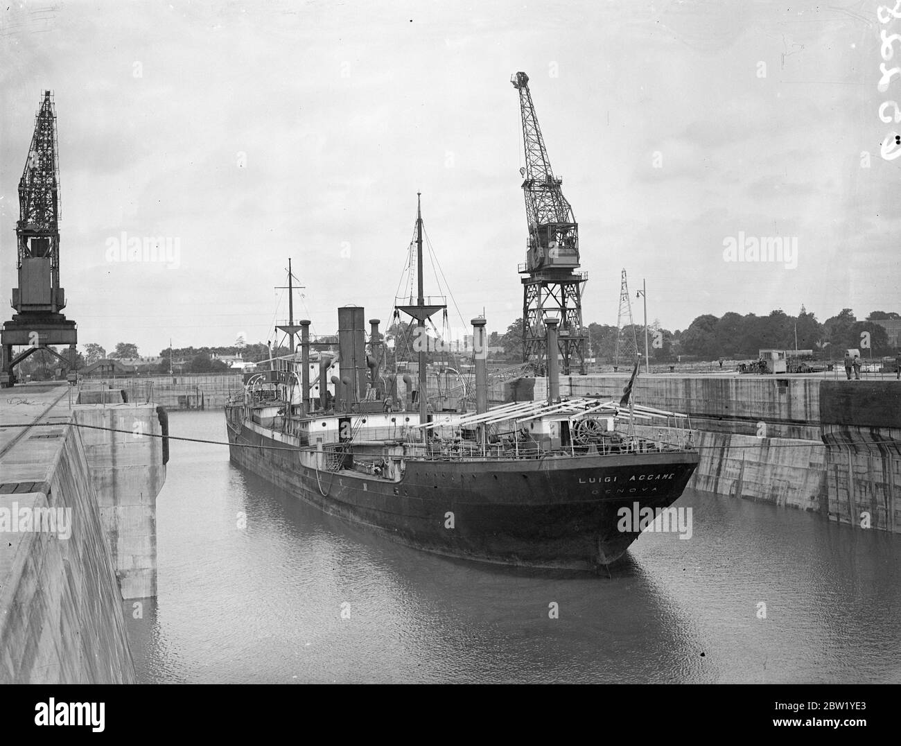 Bergung des Dampfgarers nach der Aufgeben als Totalverlust. Als Totalverlust aufgegeben, nachdem sie in Nebel auf St Catharine's Point, Isle of Wight, aufgeflagt war, hat der italienische Dampfer Luigi Accame von einer Firma gerettet, die an dem No-Ergebnis, No Pay-System arbeitet. Der Dampfer ist in King George V Dock in Southampton und ein Taucher ist die Überprüfung der Schäden an Rumpf. Foto zeigt: Der italienische Dampfer Luigi Accame im Dock von Southampton. Juni 1937 Stockfoto