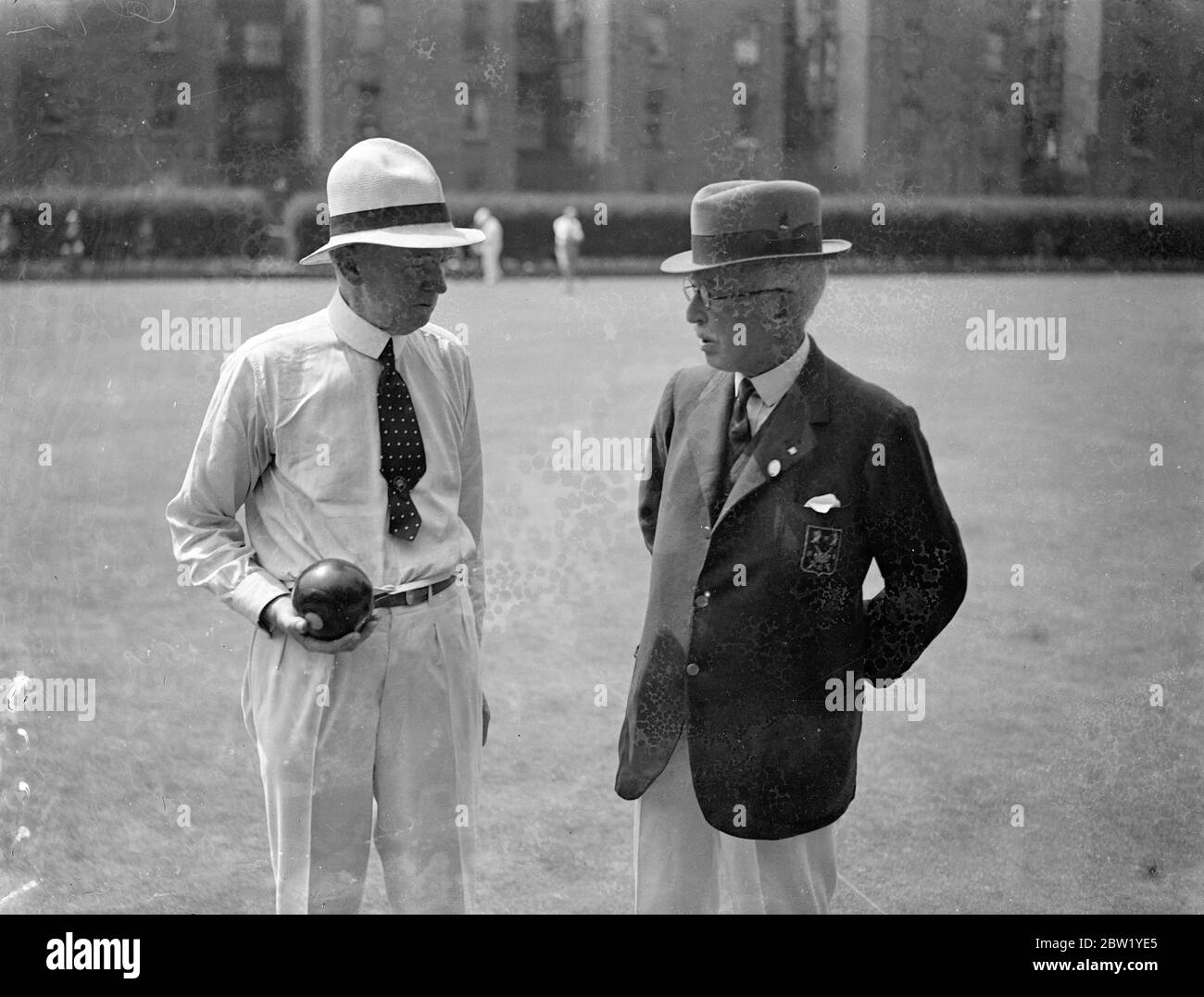 Ehemalige South Australian Gov und Premier konkurrieren in Paddington Boccia Turnier. Sir Henry Galway, 79 Jahre alter ehemaliger Generalgouverneur von Südaustralien und Sir Henry Barwell, ehemaliger Premierminister von Südaustralien, treten in den Paaren beim Bowls-Turnier im Paddington Bowls Club, Castellin Road, an. Foto zeigt Sir Henry Galway und Sir Henry Barwell (Panama Hut) beim Bowls Turnier. 10. Juni 1937 Stockfoto