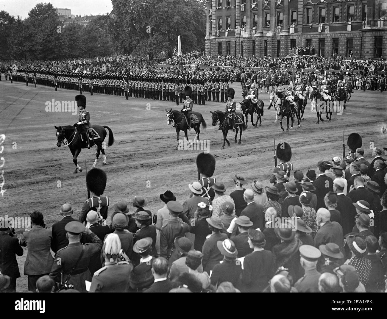 König reitet in Prozession zu Horse Guards für Trooping the Color. Zum