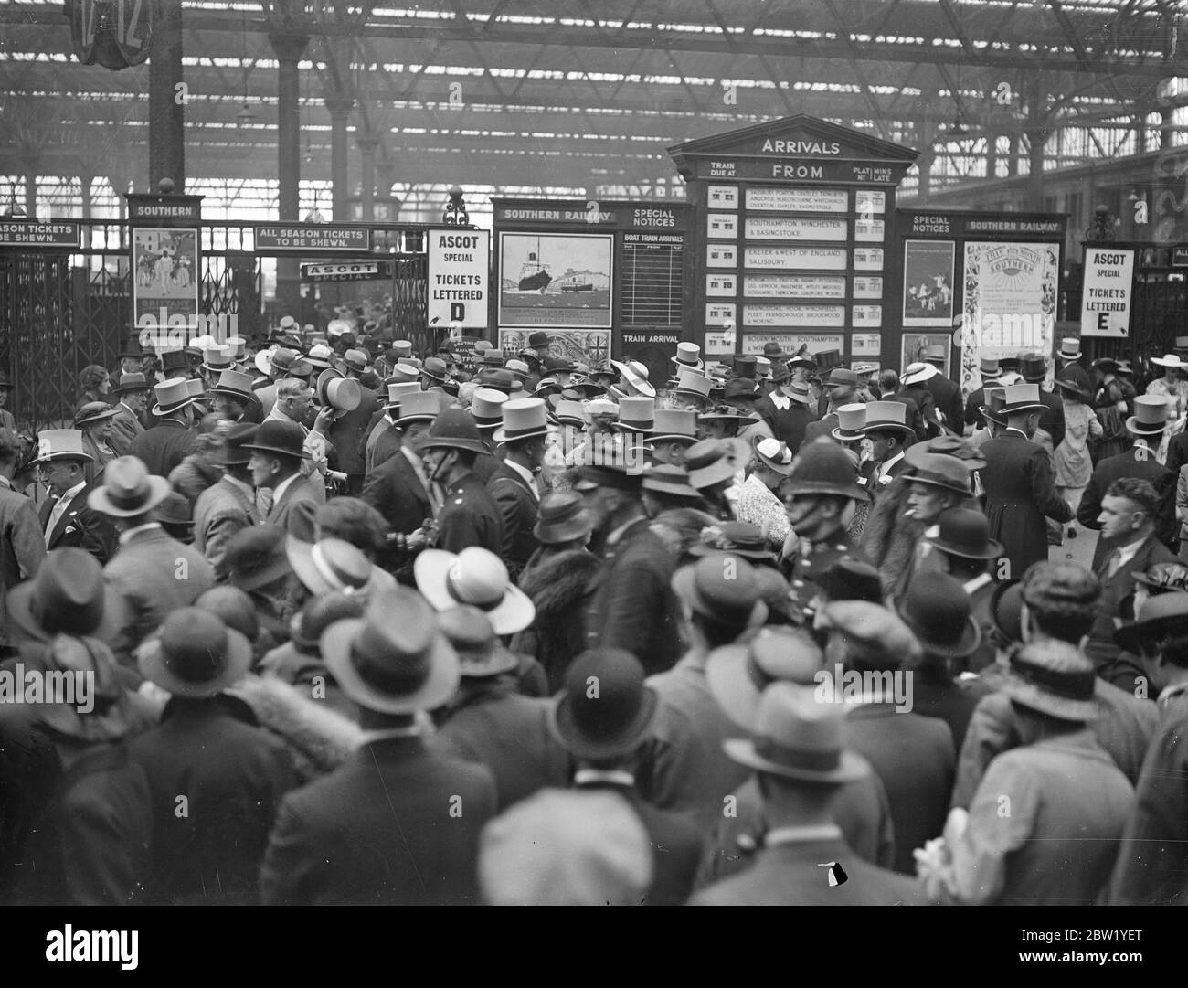 Masse der Ascot Toppers in Waterloo. Foto zeigt: Das Meer der Hüte am Bahnhof Waterloo als Rennfahrer, die mit dem Zug zum zweiten Tag des Ascot-Treffens abreisten. 16 Juni 1937 Stockfoto