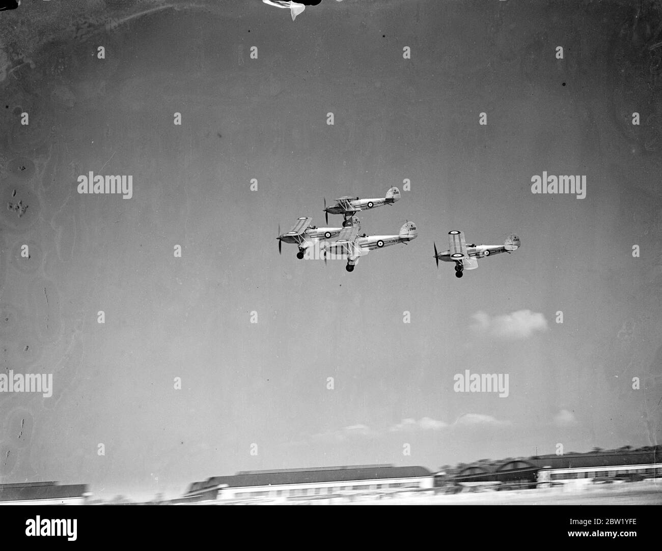 RAF bietet eine Hochgeschwindigkeitsanzeige, wenn sie für Hendon Pageant wiederheraufkommt. Die Piloten der Royal Air Force haben einige der schnellsten Flugzeuge des Flugzeugs im Einsatz geprobt und am 26. Juni Tausende auf dem jährlichen Pageant am Hendon Aerodrome versammelt. Der König wird eine Fliege-Vergangenheit von 250 Flugzeugen sehen. Foto zeigt: Hawker Furies zeigt Akrobatik in Hendon. Juni 1937 Stockfoto