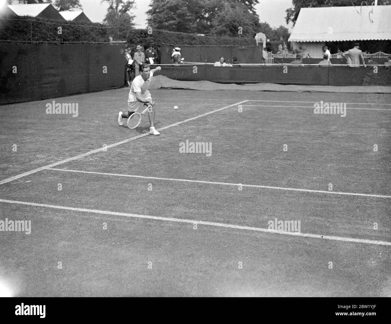 Jacques Jamain aus Frankreich in seinem Spiel gegen Gene Mako aus den USA bei den Wimbledon-Tennismeisterschaften. 21 Juni 1937 Stockfoto