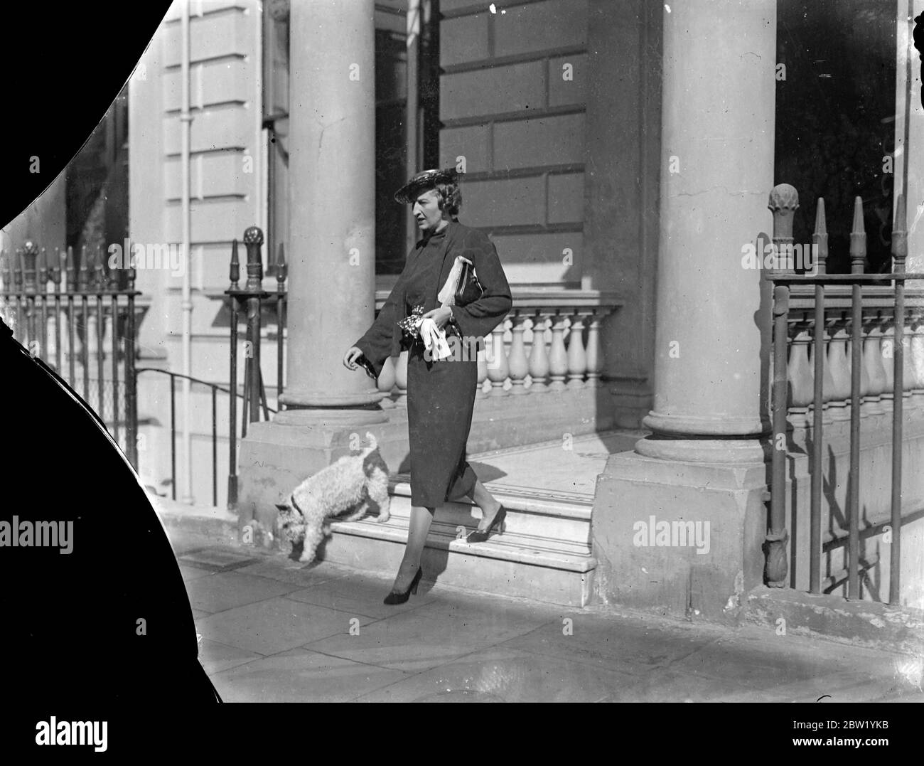 Frau von baronet antwortet Zollbetrug Gebühr in Croydon. Lady (Elisabeth) Prescott, Ehefrau von Sir George Lionel Lawson Bagot Prescott, Sportler und Großwildjäger, verließ ihr Haus am Gloucester Square, Vor dem Croydon-Polizeigericht als Antwort auf eine Vorladung erscheinen, die einen betrügerischen Versuch vorwirft, die Zahlung der Pflicht für eine Reihe von Artikeln, einschließlich einigen Schmuck, die kürzlich auf dem Croydon-Flugplatz eingeführt wurden, zu hintergehen. Foto zeigt, Dame (Elisabeth) Prescott verlässt Haus in Gloucester Square, Croydon Polizeigericht. Juni 1937 Stockfoto