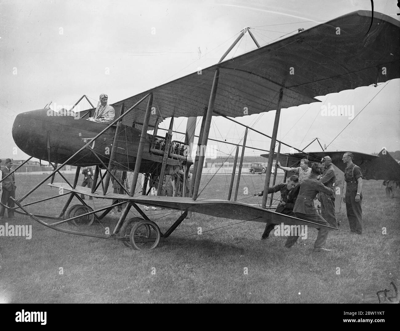 Vorkriegsflugzeug, das in der Luft bei der Jagd auf Großwild in Hendon verwendet wird. Festzug Probe. Fast so grotesk wie die Monster, die es gejagt hat, wirkt ein Horace Farman Flugzeug aus der Vorkriegszeit, das in einem der leichteren Gegenstände verwendet wurde, die am 26. Juni in Hendon für die Royal Air Force-Ausstellung geprobt wurden. Das große Spiel wurde aus einer Reihe von Monstern ausgewählt, die angeblich die Stratosphäre bewohnen. Fotoaufnahmen: Das Vorkriegsflugzeug Horace Farman mit einem Seil in die Luft ziehen, um die Großwildjagd in Hendon zu starten. 16 Juni 1937 Stockfoto