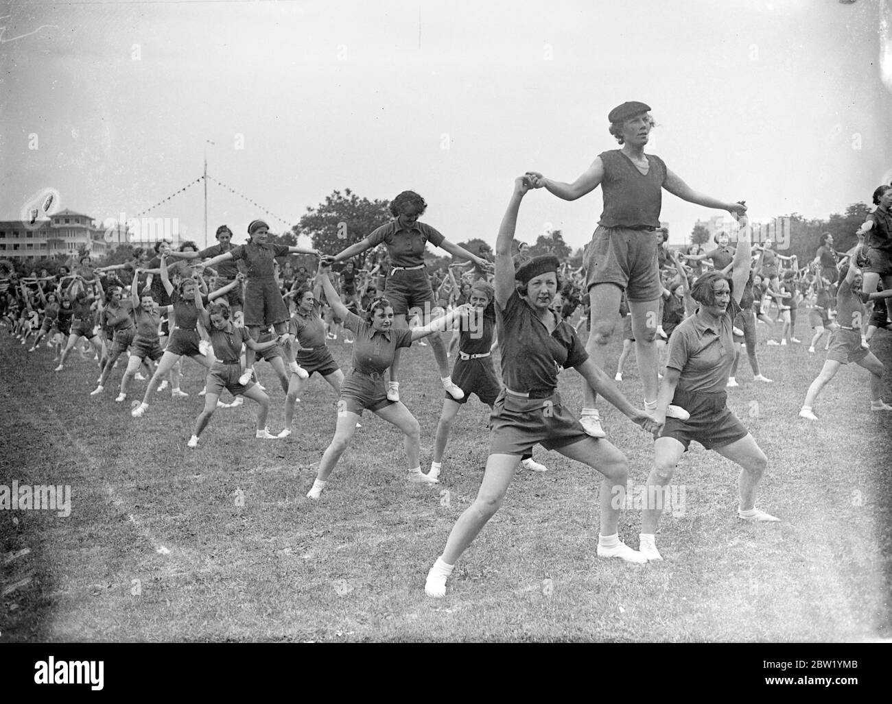 Tausend Mädchen Athleten in Paris konkurrieren. Fast 1000 junge Athletinnen trafen sich in ihrem 10. Wettkampf im Stade Elizabeth nahe dem Port d'Orleans in Paris. Foto zeigt, Mädchen, die an der Gymnastik-Display. 21 Juni 1937 Stockfoto