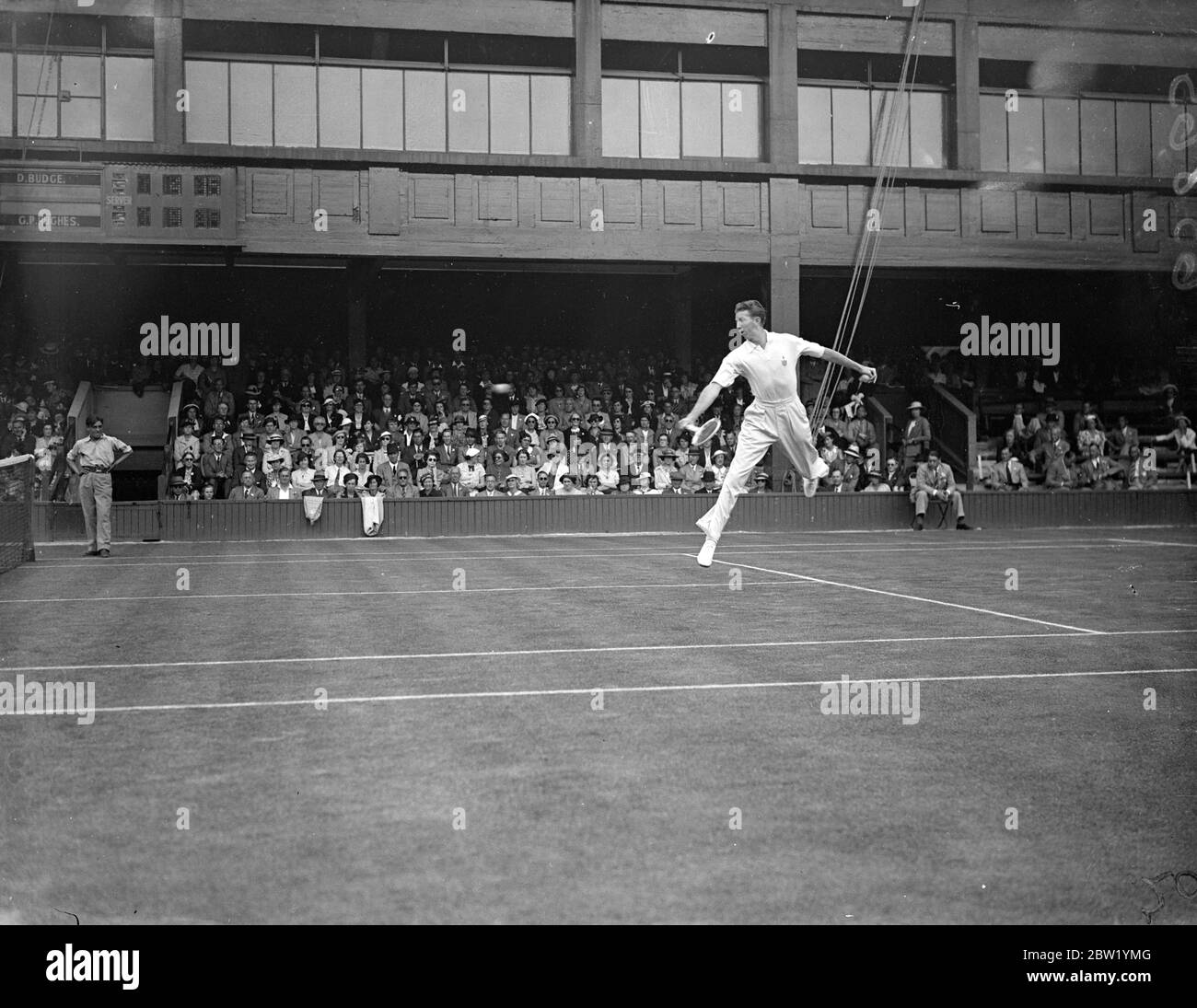 Der amerikanische Favorit trifft auf Hughes in Wimbledon. Der britische Doppelspieler G P Hughes traf den Amerikaner Donald Budge, der in Wimbledon der Favorit für den Männertitel in den Singles der All England Championships ist. Foto zeigt Donald Budge im Spiel. 23 Juni 1937 Stockfoto