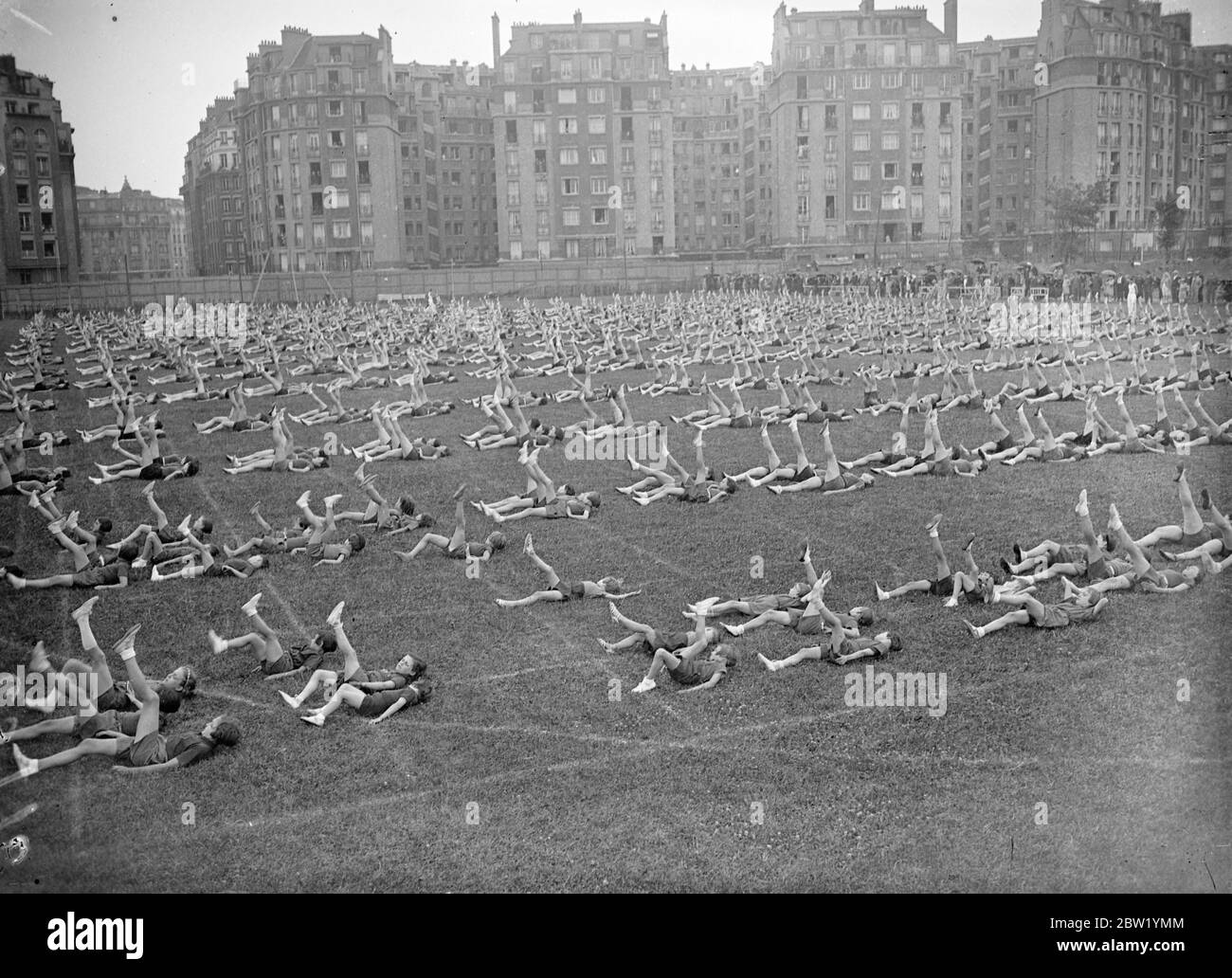 Tausend Mädchen Athleten in Paris konkurrieren. Fast 1000 junge Athletinnen trafen sich in ihrem 10. Wettkampf im Stade Elizabeth nahe dem Port d'Orleans in Paris. Foto zeigt, Mädchen, die an der Gymnastik-Display. 21 Juni 1937 Stockfoto