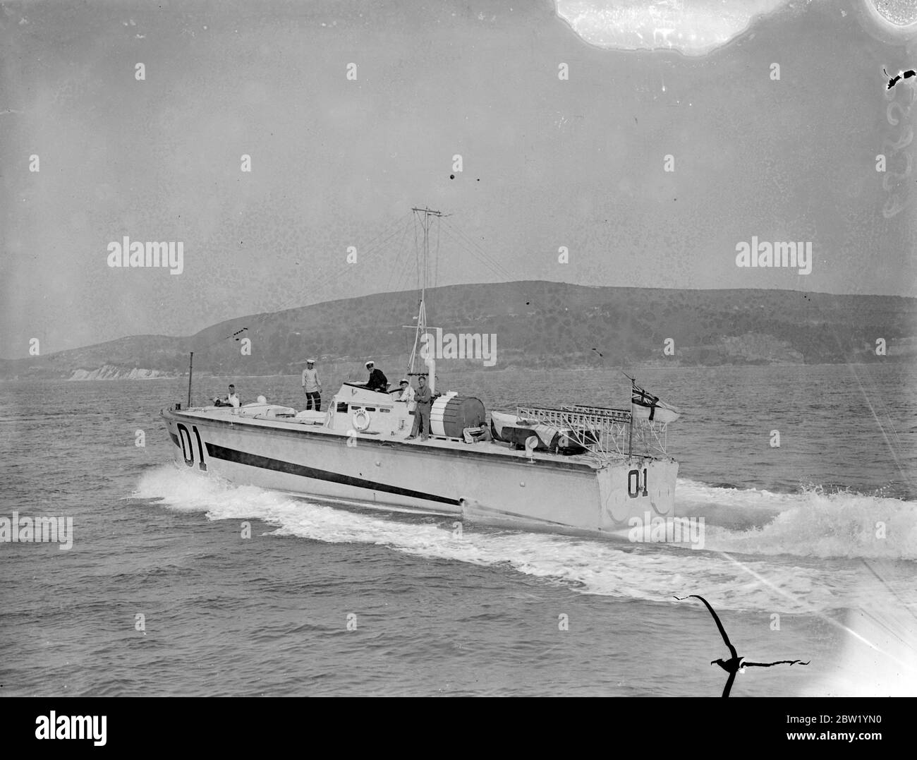 High-Speed-Motor Torpedo Boote verlassen nach Malta. Längste Reise, die jemals versucht wurde. Die längste Reise, die jemals von Schiffen ihres Typs unternommen wurde, eine Hochgeschwindigkeitsflotte von Motor-Torpedo-Booten, verließ Southampton in Richtung Malta. Die 15 Tonnen schweren Boote wurden von der britischen Motoryacht Co. Gebaut und haben eine Länge von 60 Fuß und eine Geschwindigkeit von schätzungsweise 40 Knoten. Jede trägt zwei 18 Zoll Torpedo-Truppen und mehrere Maschinengewehre. In der Flottille waren auch andere Boote, die den König und die Königin vor kurzem die Themse hinuntereskortierten. Foto zeigt, die Hochgeschwindigkeits-Motor Torpedo Boote vorbei, Shanklin , auf der Isle of Wight, auf thei Stockfoto