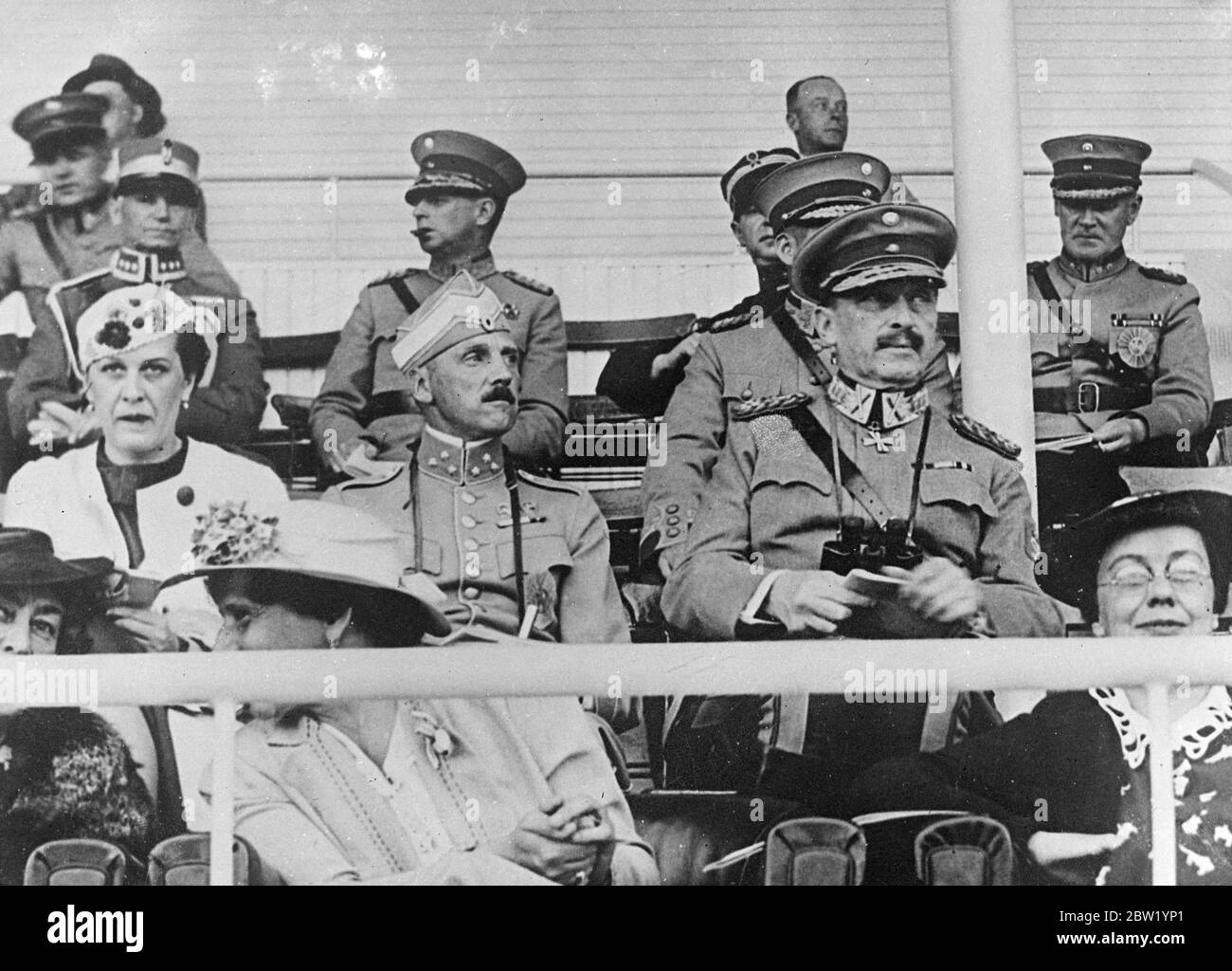 Finnlands Diktator auf einer Pferdeshow. Eines der wenigen Bilder, die kürzlich von Feldmarschall Barron Mannerheim (rechts), dem Diktator Finnlands, aus Wellington-Veranstaltungen auf der internationalen Pferdeshow Helsingfor's, der finnischen Hauptstadt, gemacht wurden. Zentrum ist Prinz Viggo von Dänemark. 21 Juni 1937 Stockfoto