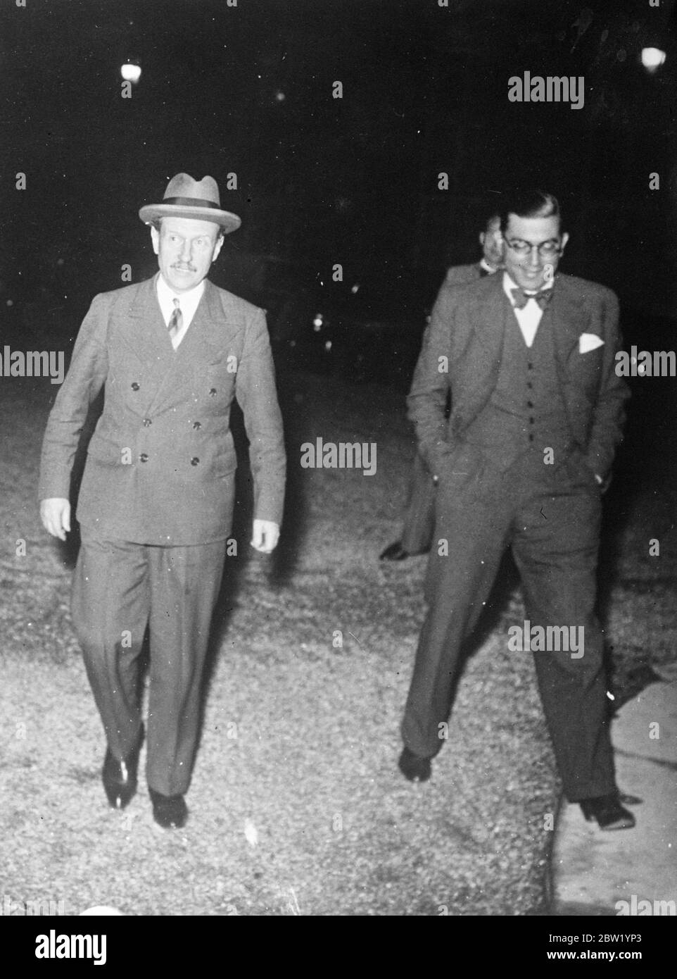 Frankreichs neuer Premierminister sieht M Blum im Prinzip in der französischen Regierungskrise. M Camille Chautemps , der die Einladung von Präsident Lebrun zur Bildung eines neuen Kabinetts "grundsätzlich" angenommen hat, hatte in den frühen Morgenstunden eine Konsultation mit M Leon Blum, der gerade den Premier-Premier zurückgetreten hat. Präsident Lebrun brach mit Präzedenzfall, indem er nicht auf Tageslicht wartete, bevor er Konsultationen für die Bildung eines neuen Kabinetts begann. Foto zeigt M Camille Chautemps (links) Ankunft im Hotel Matignon, dem Hauptsitz von M Blum, für seine Beratung mit dem Ex-Premier. 21 Juni 1937 Stockfoto