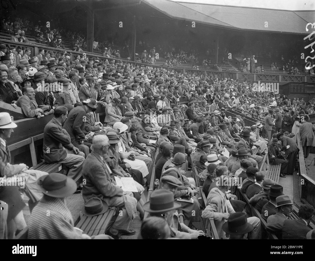 Große Menschenmengen spielen auf dem Center Court zur Eröffnung von Wimbledon. Das Center Court in Wimbledon war voller Zuschauer, um H W Austin, Großbritanniens Nummer eins, im ersten Spiel der All England Championships mit G L Rogers zu treffen. Fotoserien, die große Menge, die ein Spiel auf dem Center Court ansieht. 21 Juni 1937 Stockfoto