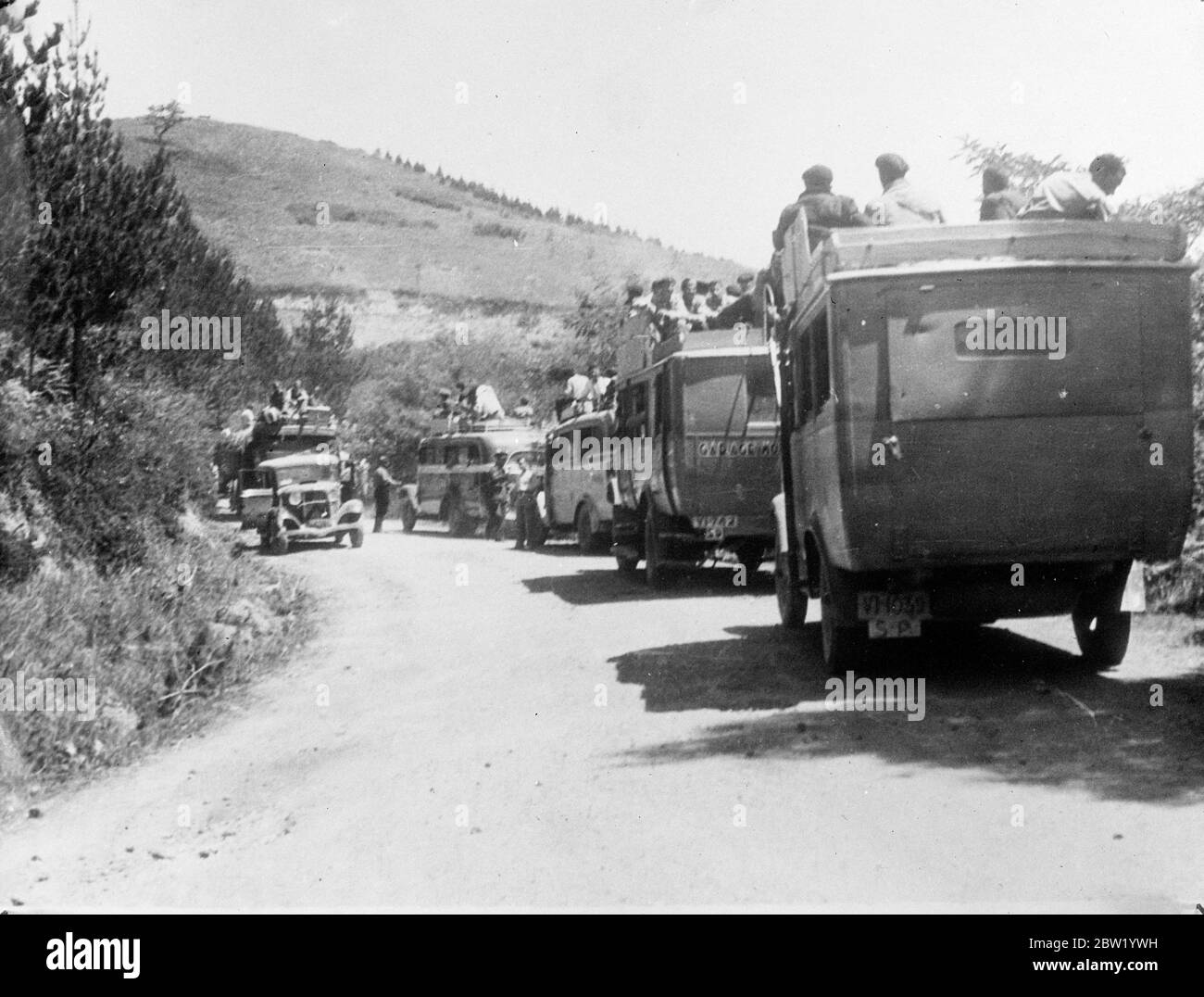 Verstärkung loyaler Regierungstruppen wird in Lieferwagen und Bussen zu Hilfe von Bilbao, der baskischen Hauptstadt, die trotz intensiver Bombardierungen durch Rebellen immer noch aushält, geeilt. 18 Juni 1937 Stockfoto