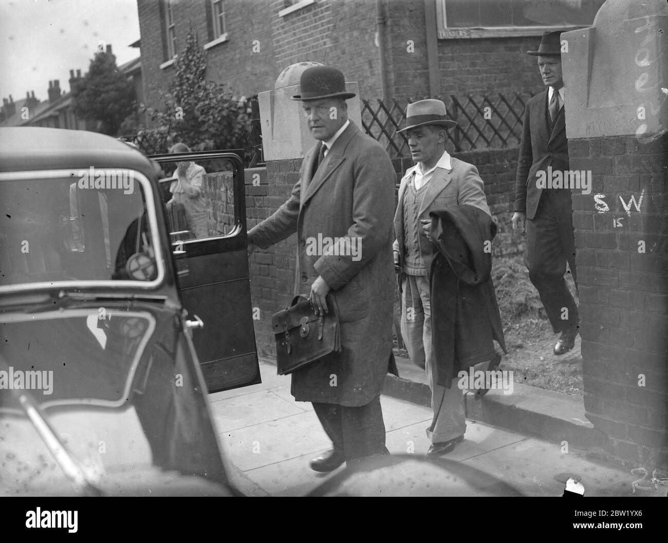 Der Mann wurde verhaftet, nachdem die Leiche von Daisy Vera Skeels, einer 16-jährigen Kellnerin, exhumiert wurde, um sie zu einer Untersuchung zu bringen. William Henry Skeels, Bruder des toten Mädchens, beschuldigte Andrew Chumley, der wegen Totschlags wegen des Krönerbefehls in Gewahrsam genommen wurde. Foto zeigt: Andrew Chumley, der nach der Inquest in Hounslow, London, den Hof verlässt. 18 Juni 1937 Stockfoto