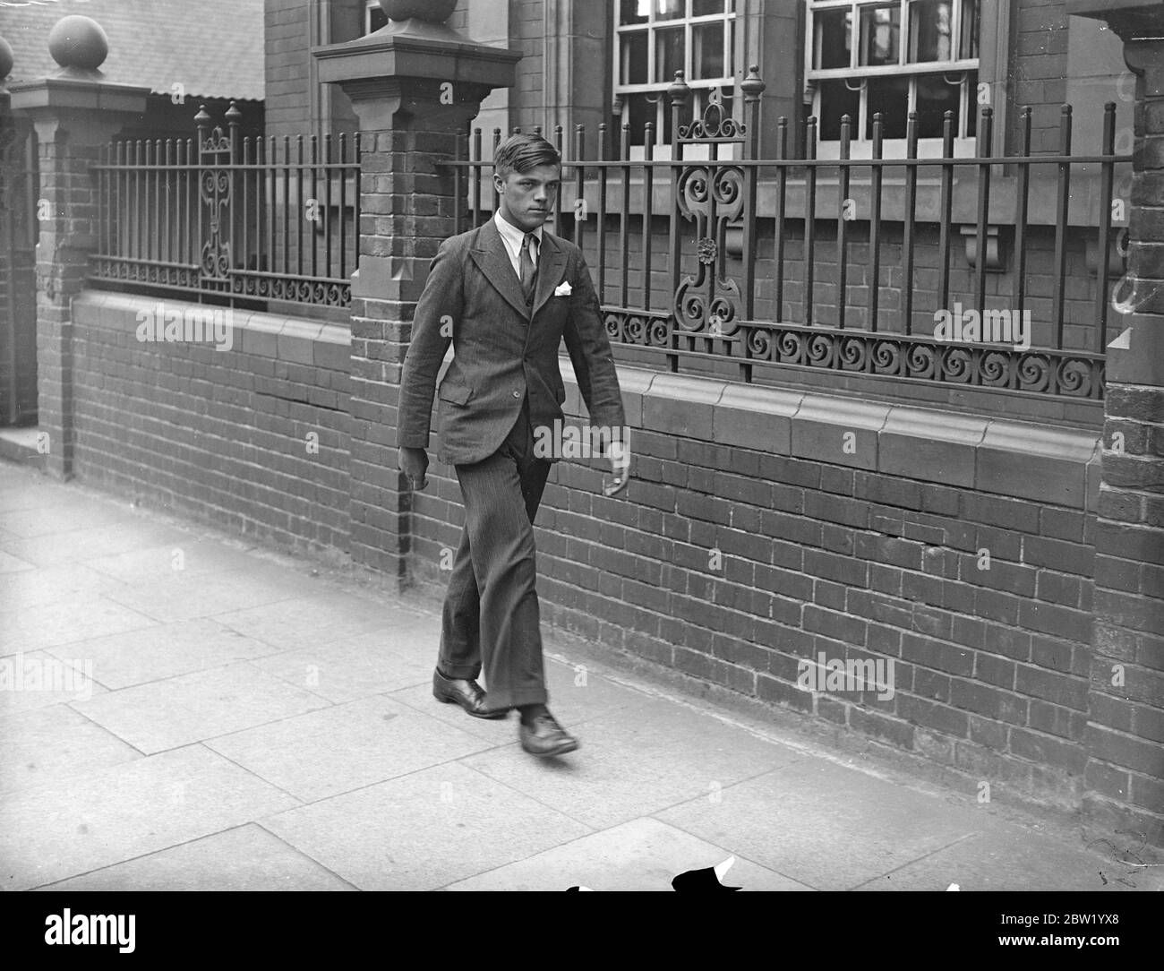 Der Mann wurde verhaftet, nachdem die Leiche von Daisy Vera Skeels, einer 16-jährigen Kellnerin, exhumiert wurde, um sie zu einer Untersuchung zu bringen. Andrew Chumley wurde wegen des Manschlachts auf dem Coroners-Haftbefehl in Gewahrsam genommen. Foto zeigt: William Henry Skeels, Bruder des toten Mädchens, der Andrew Chumley beschuldigte, nach der Inquest in Hounslow, London, zu gehen. 18 Juni 1937 Stockfoto