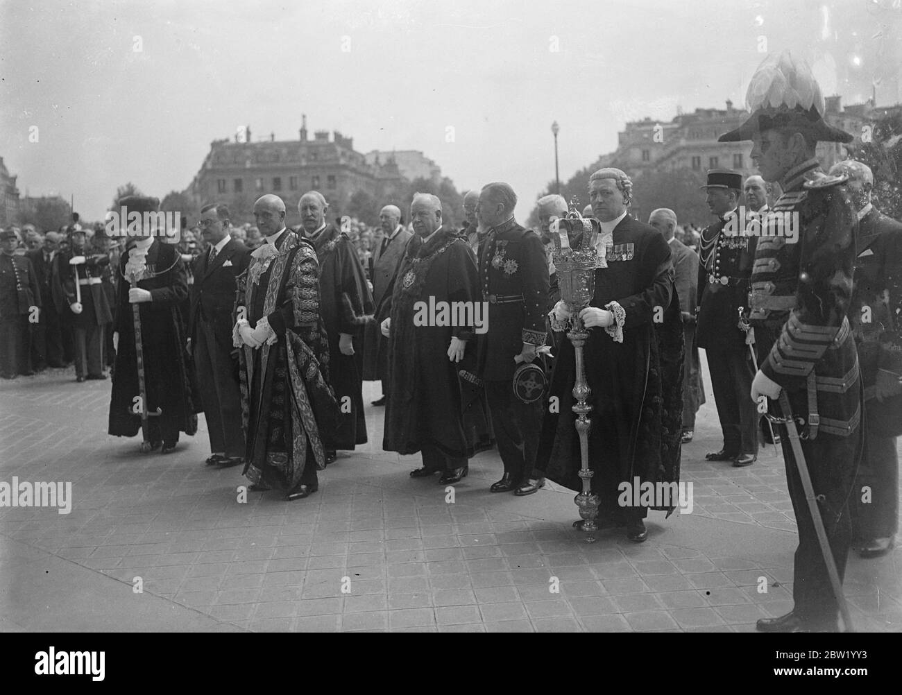 Der Oberbürgermeister von London legt Kranz auf ein Grab des unbekannten Soldaten in Paris. Mit der Band und den Dudelsackspielern der Gordon Highlanders legte der Londoner Oberbürgermeister Sir George Broadbridge einen Kranz auf das Grab des unbekannten Soldaten am Arc de Triomphe in Paris. Der Oberbürgermeister besucht die französische Hauptstadt, um den britischen Pavillon auf der Ausstellung 1937 zu eröffnen, und fährt morgen (Samstag) durch die Straßen zur Zeremonie. Foto zeigt: Sir George Broadbridge, Oberbürgermeister von London, mit General Gourand, Militärgouverneur von Paris, am Grab des unbekannten Soldaten. 18 Juni 1937 Stockfoto