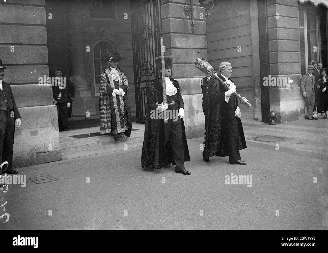 Der Oberbürgermeister von London, Sir George Broadbridge, besucht Paris, um den britischen Pavillon zu eröffnen. Foto zeigt: Oberbürgermeister verlässt das Hotel Ritz mit dem Schwertträger und dem gemeinen Kritzer / Kritschträger] 18. Juni 1937 Stockfoto
