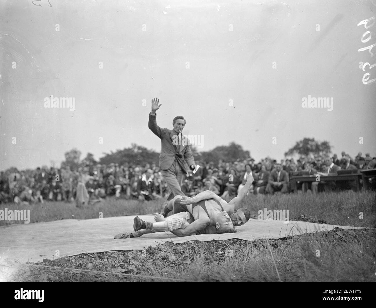 ''Getting in the Neck'bei Wrestling Championships. Die Amateur Wrestling Championships von Middlesex (Catch as Catch Can Style) wurden im Freien im Finsbury Park abgehalten. Foto zeigt, W Randall (Ashdown Athletic Club) erzielt einen Sieg über TA Baldwin (Metropolitan Police) unten in einem weltweight Kampf. 19. Juni 1937 Stockfoto