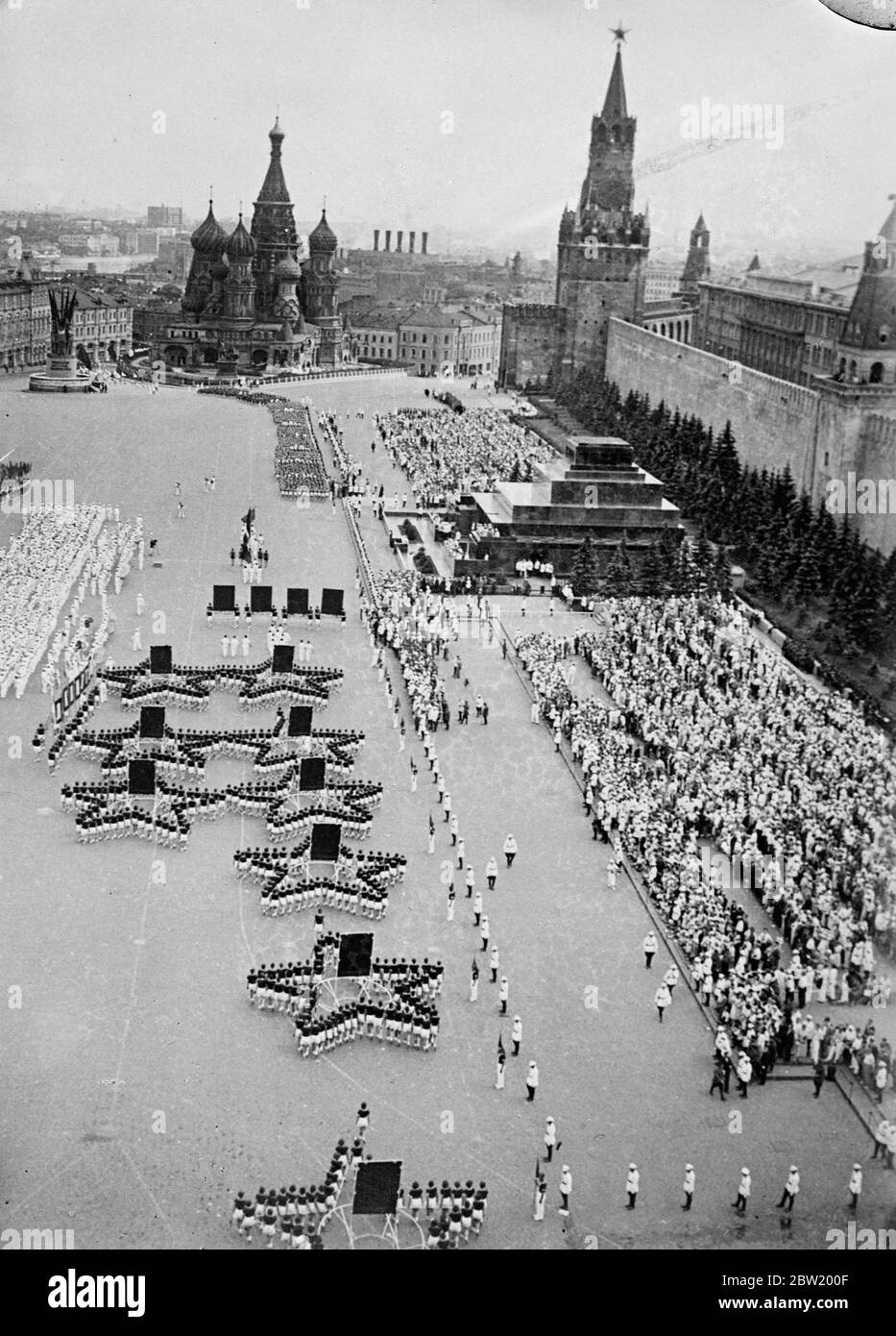 Sterne, die von Mitgliedern der Lokomotive-Sportgesellschaft gebildet wurden, die sich in Anwesenheit von Joseph Stalin und anderen Mitgliedern der Sowjetregierung über den Roten Platz bewegten. 40,000 Athleten aus 11 Republiken marschierten triumphierend über den Roten Platz in einer großen Ausstellung, um den 20. Jahrestag der Revolution zu feiern. 18 Juli 1937. Stockfoto