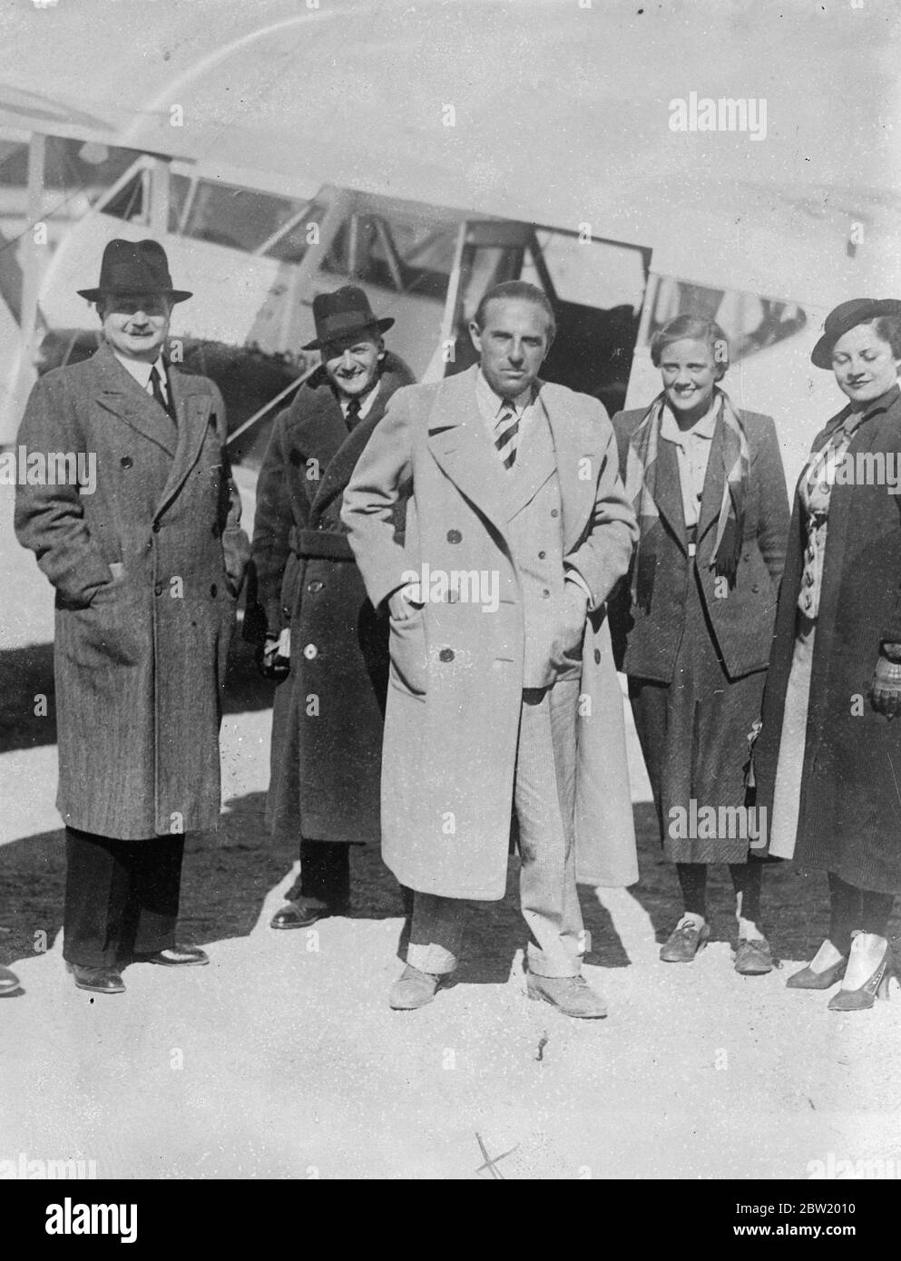 Multimillionär Baron vermählt goldenes Kabarett-Mädchen. Ein Mädchen, das die Aufmerksamkeit des Barons erregte, ist Jean Empain, als er im Kabarett des Dorchester House in einer Goldfarbe auftrat.London ist jetzt die Frau eines der reichsten Männer der Welt. Die Hochzeit der Frau Rosezell Rowland [Rosezelle Rowland aka Rose Zell] mit dem Baron, dem belgischen Multimillionär, der die Pariser U-Bahn kontrolliert, fand in Budapest statt. Miss Rowland, Tochter von Mrs Alvah Rowland aus New York, trat erst vor fünf Jahren im Irving Street Burlesque Theatre in New York auf. Foto s Stockfoto