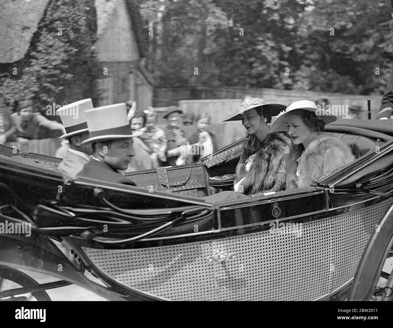 Herzogin von Kent und Herzogin von Norfolk in Ascot am Tag des Gold Cup. Die Herzogin von Kent begleitete den König und die Königin und andere Mitglieder der königlichen Familie zu Ascot am Gold Cup Tag. Die Herzogin kam mit der Herzogin von Norfolk. Foto zeigt: Die Herzogin von Kent Ankunft in Ascot mit der Herzogin von Norfolk. Die Herzogin von Kent trägt einen riesigen unter dem Kinn gefesselt. 17 Juni 1937 Stockfoto