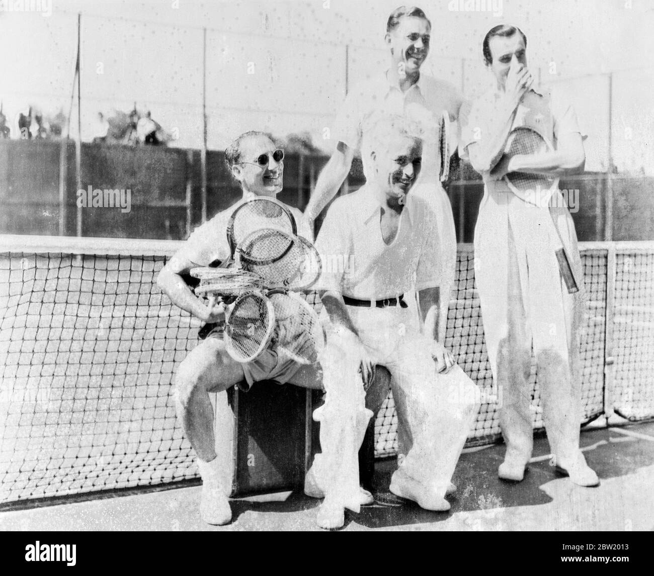 Das lustigste Tennisspiel der Welt wurde auf dem Platz des Beverly Hills Tennis Club, Beverly Hills, Kalifornien, zwischen Charlie Chaplin gespielt, in Zusammenarbeit mit Fred Perry und John Marks, die mit Ellsworth Vines spielten. Perry und Chaplin gewannen 6:1, 9:7. Von links nach rechts: Groucho Marx, Charlie Chaplin, Ellsworth Vines und Fred Perry, vor dem Spiel. 19 Juli 1937 Stockfoto