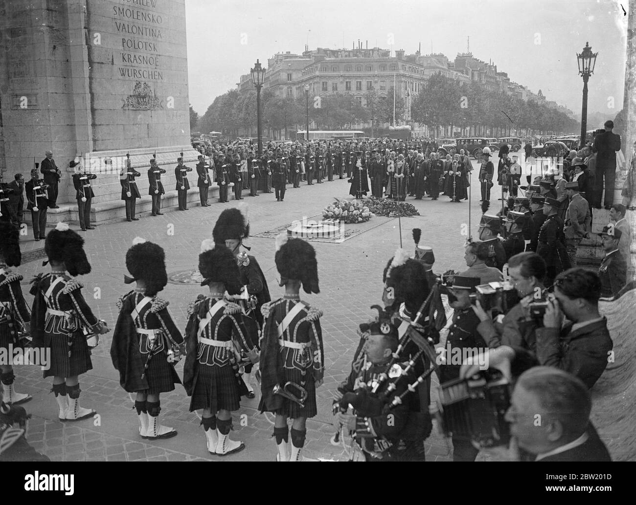 Der Oberbürgermeister von London legt Kranz auf ein Grab des unbekannten Soldaten in Paris. Mit der Band und den Dudelsackspielern der Gordon Highlanders legte der Londoner Oberbürgermeister Sir George Broadbridge einen Kranz auf das Grab des unbekannten Soldaten am Arc de Triomphe in Paris. Der Oberbürgermeister besucht die französische Hauptstadt, um den britischen Pavillon auf der Ausstellung 1937 zu eröffnen, und fährt morgen (Samstag) durch die Straßen zur Zeremonie. Foto zeigt: Sir George Broadbridge, Oberbürgermeister von London, mit General Gourand, Militärgouverneur von Paris, am Grab des unbekannten Soldaten. 18 Juni 1937 Stockfoto