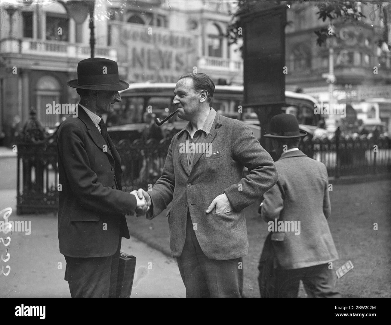 Als Tramp-Schauspieler aus London gekleidet, schüttelt Frank Crawshaw einem Freund die Hände, als er den Leicester Square auf einer einmonatigen Tour durch London verließ. In dem er sich mit Down and Out mischen und in Doss-Häusern schlafen wird, um lokale Farbe für einen neuen Film zu gewinnen. 15 Juli 1937. Stockfoto
