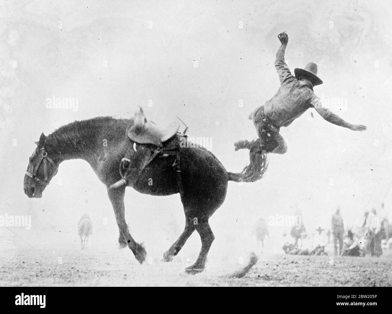 Ein bösartiger Bock und der Outlaw fügt einen weiteren zu seiner Liste von Siegen hinzu, als der Cowboy, der versucht, ihn zu reiten, durch die Luft segelt - ein Gewirr von wirbelnden Armen und Beinen in Cheyenne, Wyoming Rodeo 15. Juli 1937. Stockfoto