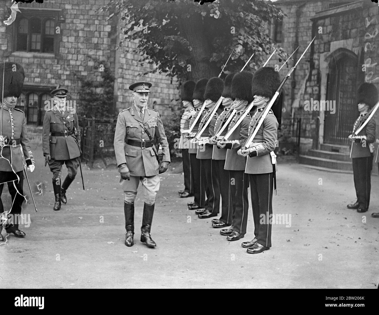 Der Graf von Athlone inspiziert die Wache im Schloss Windsor. Das Königliche Regiment (Lancaster) wurde mit ihren alten Farben präsentiert, die seit 20 Jahren im Wachraum von Windsor Castle hängen. Die Präsentation wurde vom Grafen von Athlone im Namen des Königs gemacht. Die Farben, die dem Regiment von Königin Victoria 1870 präsentiert wurden, werden schließlich in der Regiment Chapel der Lancaster Parish Church aufgelegt. Juli 1937 Stockfoto