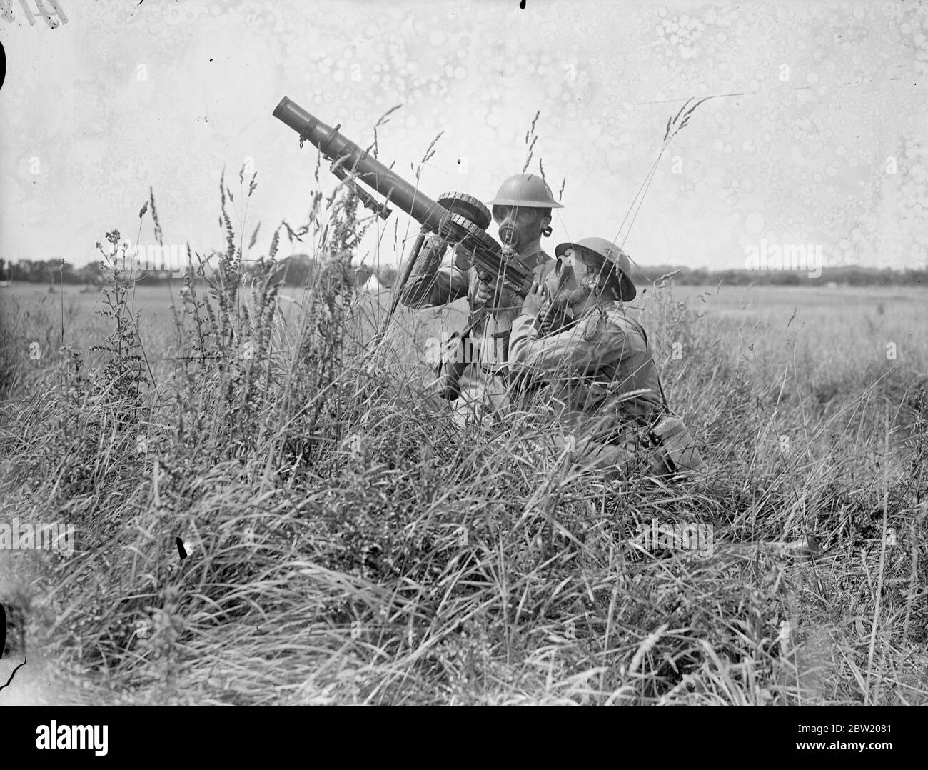Eine Lewis-Waffe im Einsatz gegen Tiefflieger. Besatzungsgebiet umfasst die Südküste und den Kanal. Armee, Marine und Luftwaffe kooperieren in einer der größten Scheinschlachten, die in diesem Land seit dem Krieg ausgetragen wurden. Rotes Land wird von Blaueland angegriffen. Eine Flak-Batterie der bhurtpore Batterie, in Aktion gegen angreifende Flugzeuge in der Nähe von Fareham Hampshire, zeigt sheight-Finder im Vordergrund. Alle Besatzungen sind gasmaskiert. 14 Juli 1937 Stockfoto