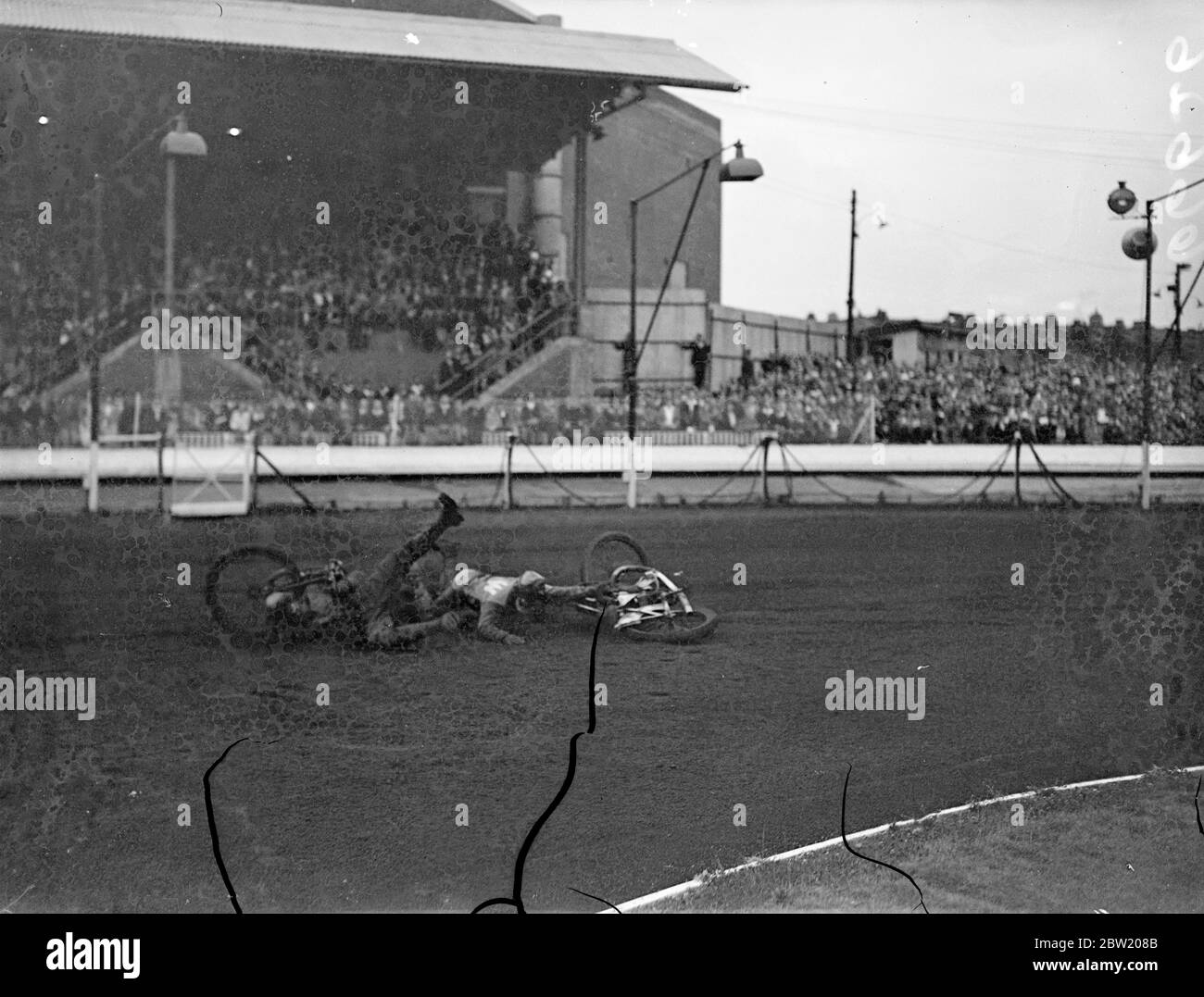 Joe Francis (New Cross) (links) und Les Wotton von Harringay trafen bei einem Doppelschlag während des ACU-Cup-Spiels im Harringay-Stadion auf die Binder. Die Heimmannschaft besiegte New Cross um 52 Punkte auf 41. 18 Juli 1937 Stockfoto