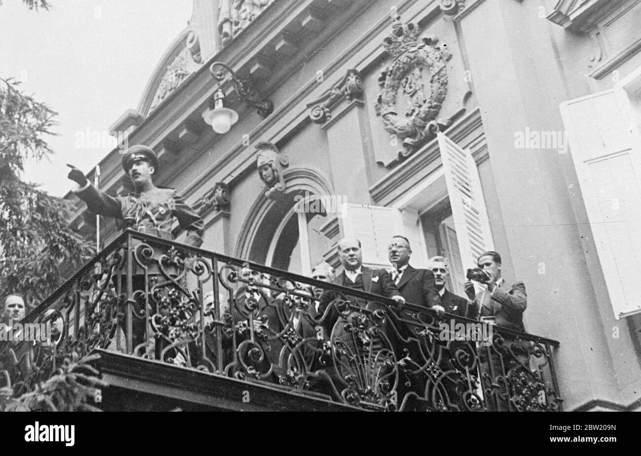 Jubelnde Menschenmassen belagern den Königspalast in Sofia nach der Geburt eines Sohnes von Königin Joanna. Der Kinderprinz, der Simon genannt werden soll, ist der Thronfolger. König Boris würdigt die Menschenmassen, die vom Balkon des Palastes jubeln. 18 Juni 1937 Stockfoto