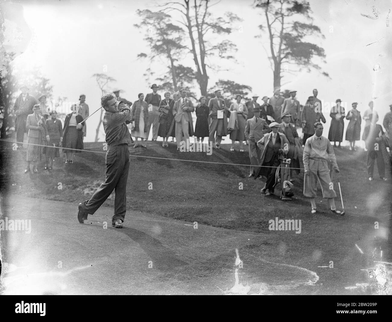 R. Sweeny, der amerikanische Golfer, fährt. Er partener L. O. Munn gegen Pam Barton und A. H. Padgham in einem der Vierer auf dem Platz in Moor Park. Sie spielen im Krönungsspiel der englischen Golf Union, in dem 20 führende Amateure gegen 10 Golferinnen und 10 Profis spielen. Der Wettbewerb findet im Moor Park Club, Rickmansworth statt und die Proceedings werden dem King George V National Memorial Fund gewidmet sein. 18 Juni 1937 Stockfoto