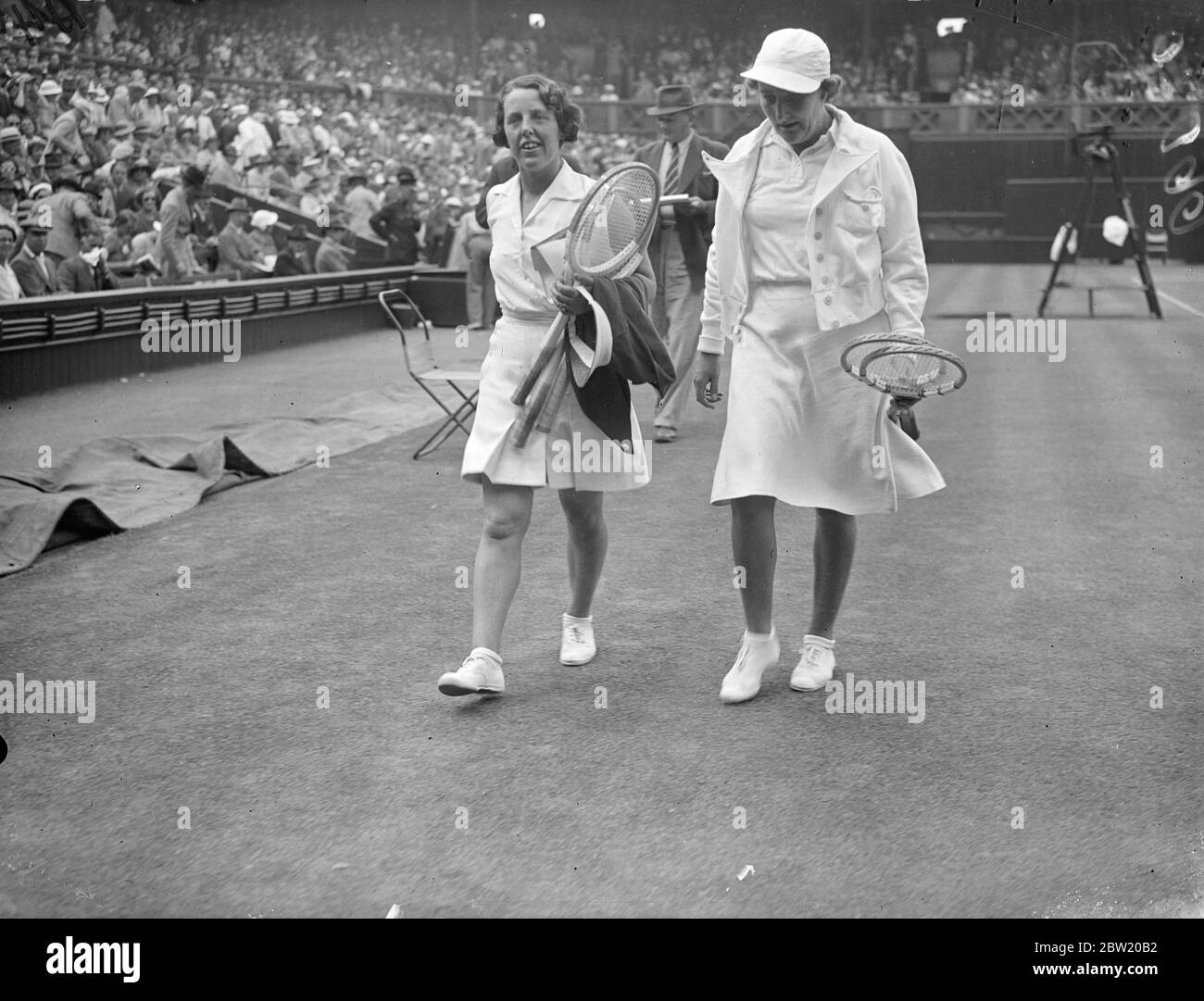 Madame Mathieu aus Frankreich schlug Frau M. R. King (Großbritannien) 1-6 6-1 6-0 in der vierten Runde der Frauen-Singles, als die zweite Woche des Turniers in Wimbledon begann. Die Spieler, die auf dem Mittelfeld für ihr Spiel gehen. 28 Juni 1937 Stockfoto