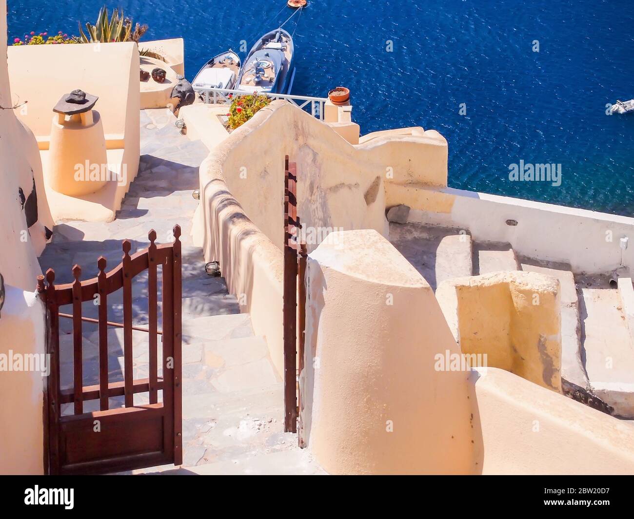 Hauseingang, Holzdickicht. Architektur auf der Insel Santorini, Nahaufnahme von architektonischen Details, Kykladen, Griechenland Stockfoto