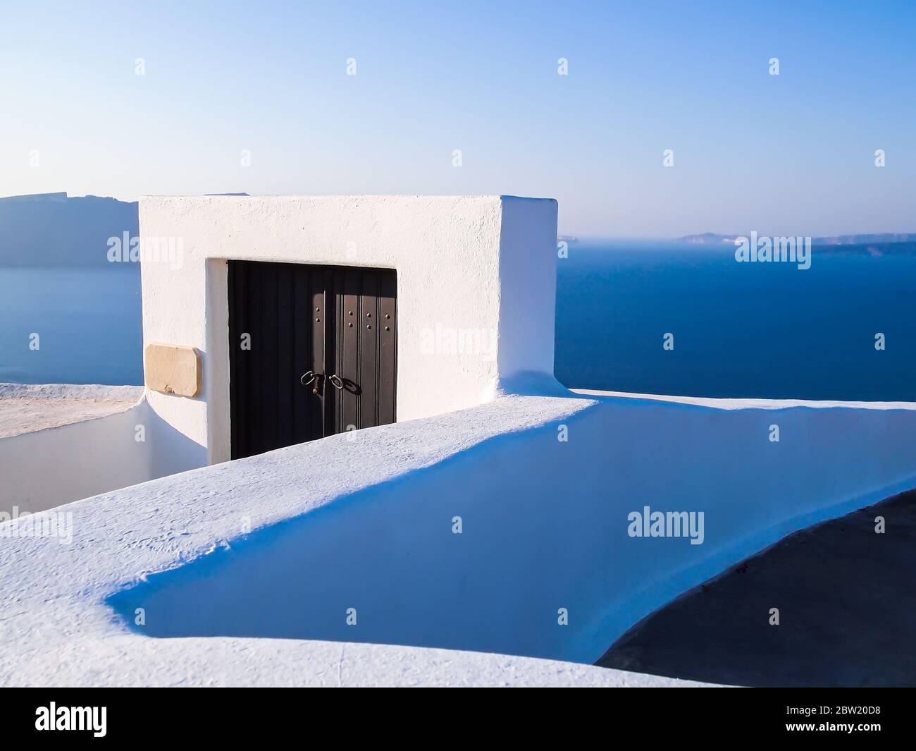 Terrassenarchitektur auf der Insel Santorini, Nahaufnahme von architektonischen Details, Kykladen, Griechenland Stockfoto