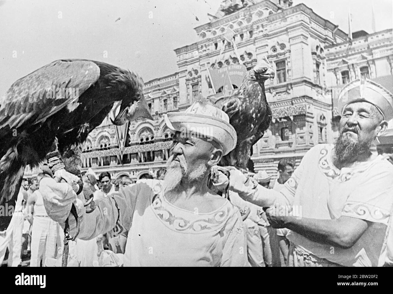 Jäger aus der sozialistischen sowjetrepublik, die ihre goldenen Adler in der Parade trugen, wo 40,000 Athleten aus den 11 Republiken, die die Sowjetunion bilden, triumphierend über den Roten Platz Moskau vormarschierten, Den 20. Jahrestag der Revolution und deren Inbetriebnahme der neuen Stalin-Verfassung zu feiern. In der Parade waren Vertreter aller Arten von Sport von d Gymnastik zu Jäger mit Adler. 15 Juli 1937 Stockfoto
