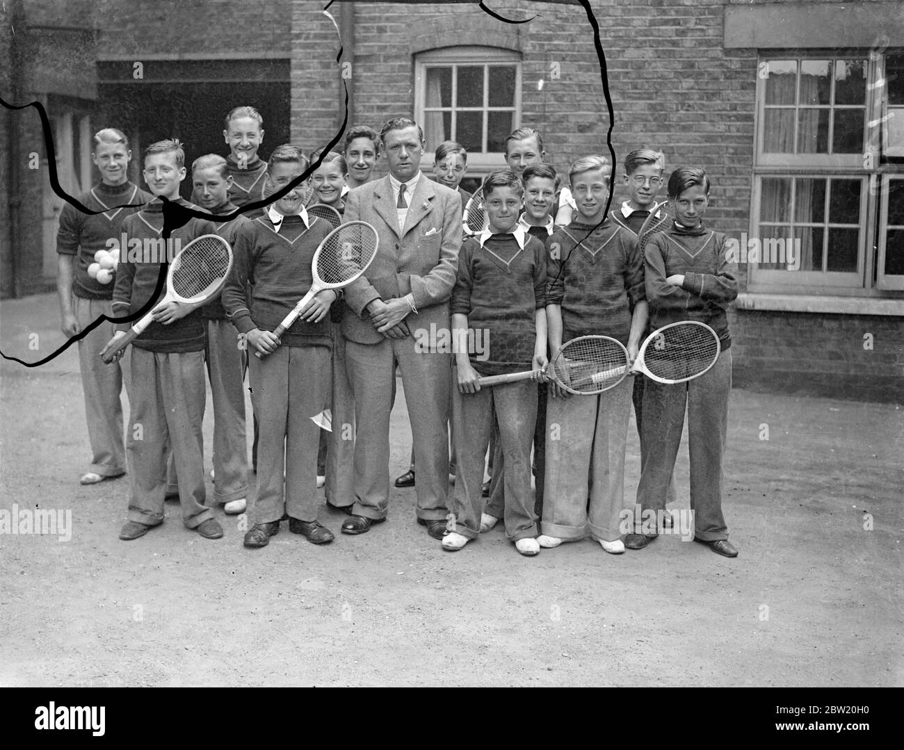 Tom Jones und einige seiner Balljungen im Queen's Club, einem Londoner Kindergarten der Tennisprofis der Welt. 200 dieser Jungen sind bereits Profis, Lehre und Coaching in den Leihtennis-Clubs der Welt. Juli 1937 Stockfoto