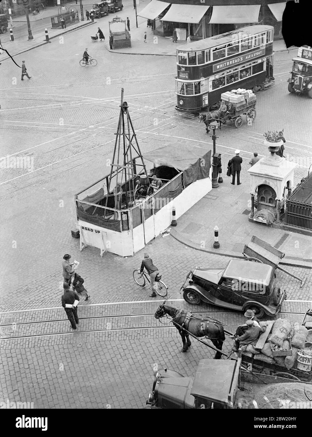 Im Zentrum des verkehrsreichsten Fleckens in Süd-London haben Ingenieure einen Derrick errichtet und machen eine experimentelle Bohrung in den Untergrund des Elephant and Castle, die für die Umbauarbeiten der U-Bahn-Station vorbereitet. Juli 1937 Stockfoto