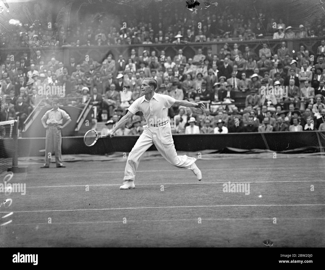 Gottfried von Cramm aus Deutschland und B. M. Grant aus Amerika trafen sich im ersten Spiel des Inter-Zone Finals am Centre Court in Wimbledon, um zu entscheiden, welches Land Großbritannien für den Davis Cup herausfordern soll. Von Cramm im Spiel gegen Grant. 17 Juli 1937 Stockfoto