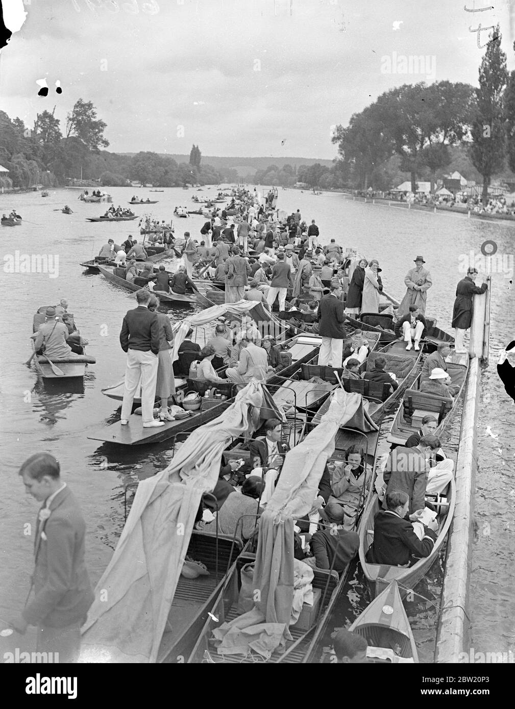 Die Royal Henley Regatta eröffnete mit einem schweren Programm von 46 Rennen, die meisten davon wurden von der Ladies' Plat, für die es nicht weniger als 20 Läufe gab, bereitgestellt. Menschenmassen säumen den Boom am Ziel. 30 Juni 1937 Stockfoto