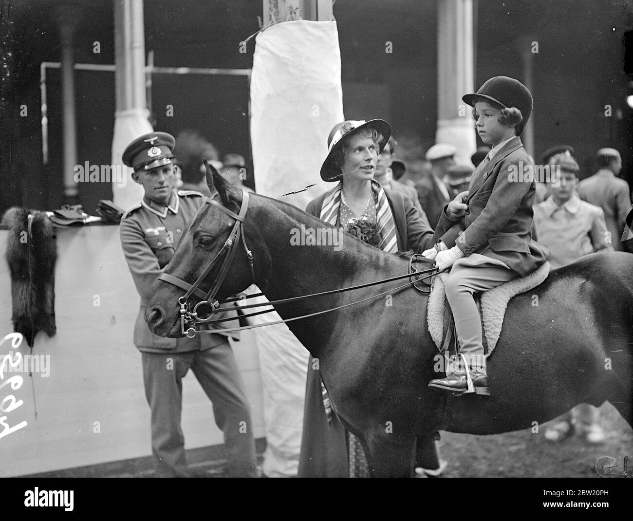 Lady Margaret Drummond mit ihrer Tochter Jane auf ihrem Pony Guinnes. Jane tritt am Kindertag auf der Internationalen Pferdeshow in Olympia an. 18 Juni 1937 Stockfoto