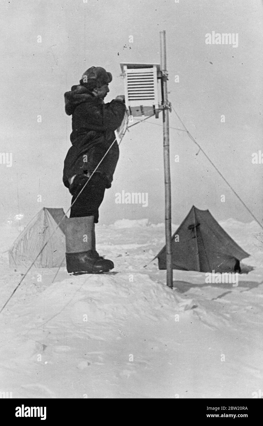 Diese Bilder, die ersten, die jemals am Nordpol gemacht wurden, wurden nach Moskau und von dort nach London geflogen. Der sowjetischen wissenschaftlichen Expedition unter Leitung von Professor Otto Schmidt ist es gelungen, sich auf einer Eisscholle in der gefrorenen Wildnis zu etablieren, aus der nun erstmals in der Geschichte wertvolle wissenschaftliche Informationen und regelmäßige Wetterberichte per Funk gesendet werden. Eugene Fjodorov, einer der Wissenschaftler und lagerten auf der Eisscholle Lesung meteorologischen Instrumenten am Nordpol. 28 Juni 1937 Stockfoto