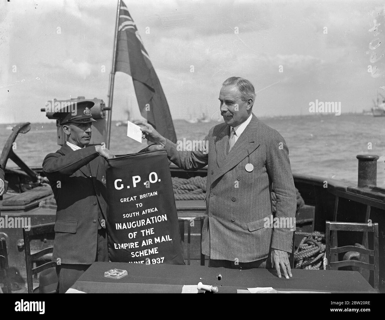 Ein besonderer Brief des Königs an Sir Patrick Duncan, Generalgouverneur von Südafrika, wurde in den ersten 2 1/2 Tonnen Post aufgenommen, die Southampton nach Durban auf dem Imperial Airways-Flugboot Centurion mit einer Pauschale von 1 1/2 d. pro 1/2 Unze verließ, Ohne Aufpreis für die Luftpost. Major Tryon, der Postmeister General, der den Brief des Königs in die Brieftasche, bevor er auf dem Centurion Einweihung der Post-Office-neuen ganz durch Flugplan. 29 Juni 1937 Stockfoto