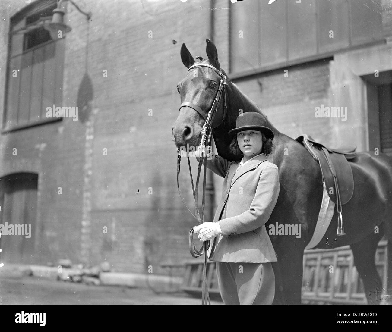 Lady Francis Hay, Tochter des Marquise von Tweedsdale, mit ihrem Pony Hiawatha. Sie trat am Kindertag auf der Internationalen Pferdeshow in Olympia an. 18 Juni 1937 Stockfoto